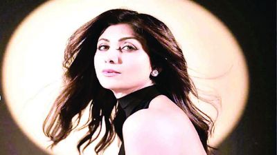 ब्लैक बैकलेस जंपसूट में Shilpa Shetty ने दिए हॉट पोज 