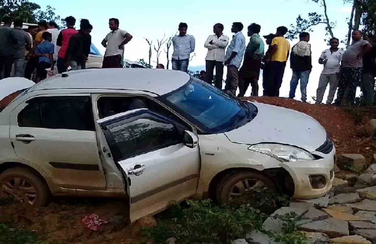 मिट्टी के चलते कार हुई अनियंत्रित, महिला की मौके पर ही मौत