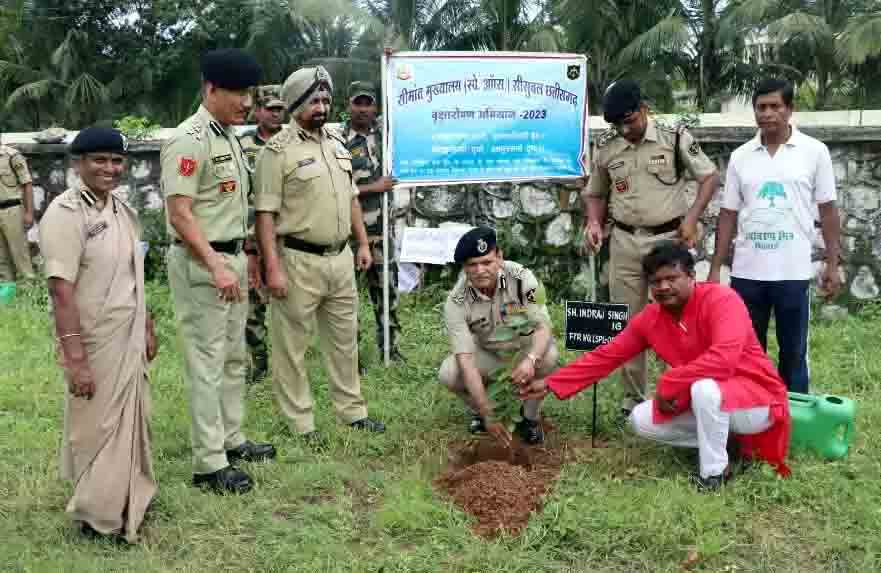 सीमान्त मुख्यालय सीमा सुरक्षा बल भिलाई ने रोपे पौधे