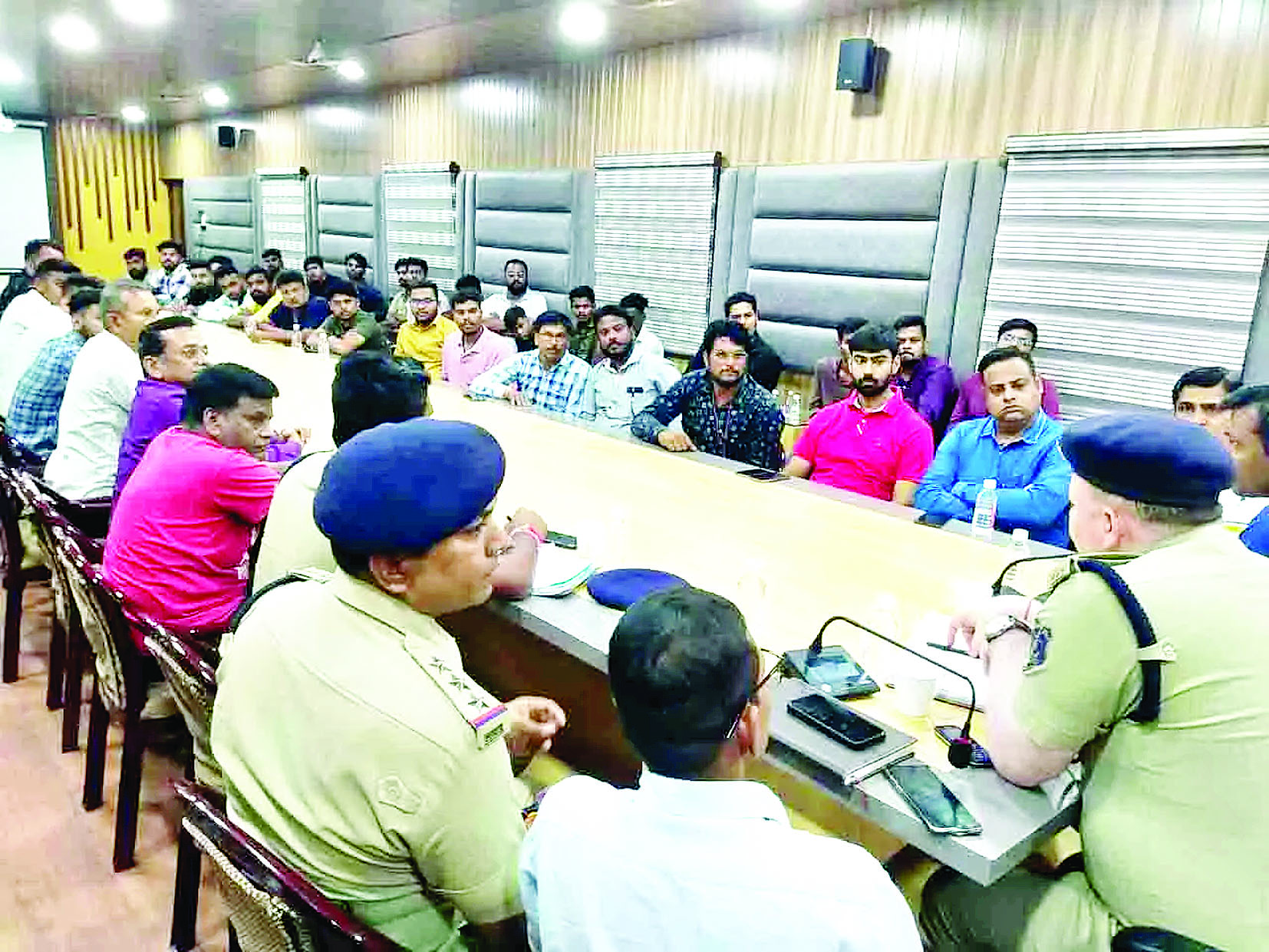 पुलिस कंट्रोल रूम में गणेश उत्सव समिति के प्रतिनिधियों से की गई शांति समीति की बैठक