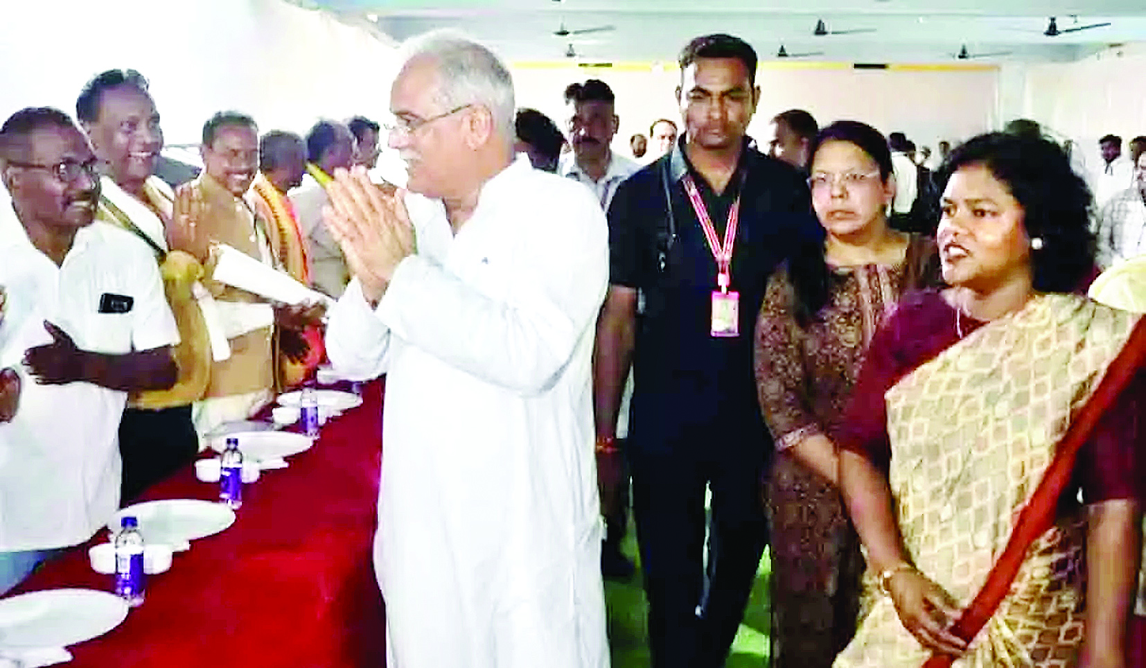 मुख्यमंत्री ने आदिवासी समाज प्रमुखों के साथ स्वादिष्ट छत्तीसगढी व्यंजन का लिया स्वाद 