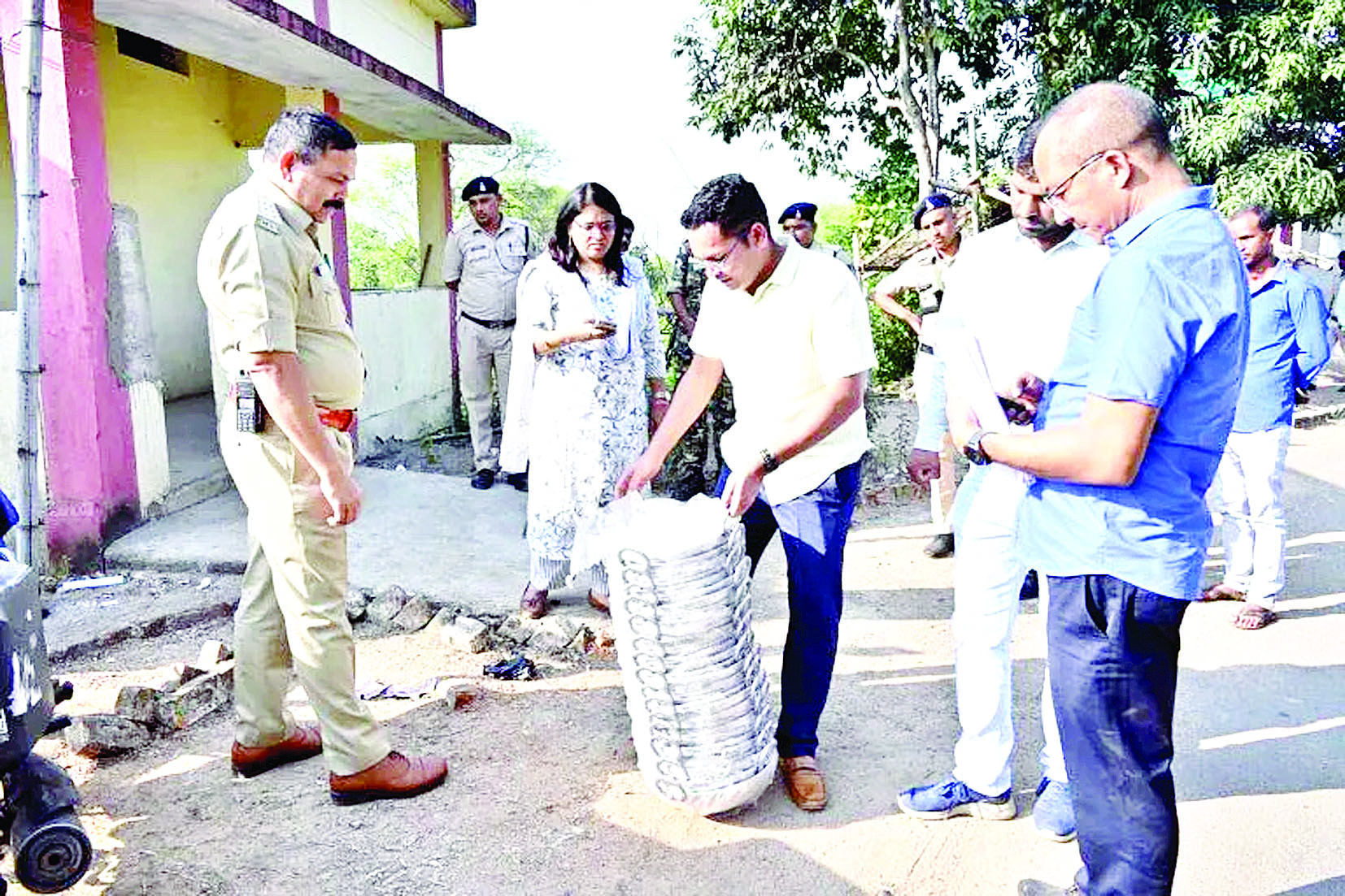 बर्तनों से लदे मेटाडोर को पुलिस ने पकड़ा, वोटरों को लुभाने की जा रही थी सप्लाई  