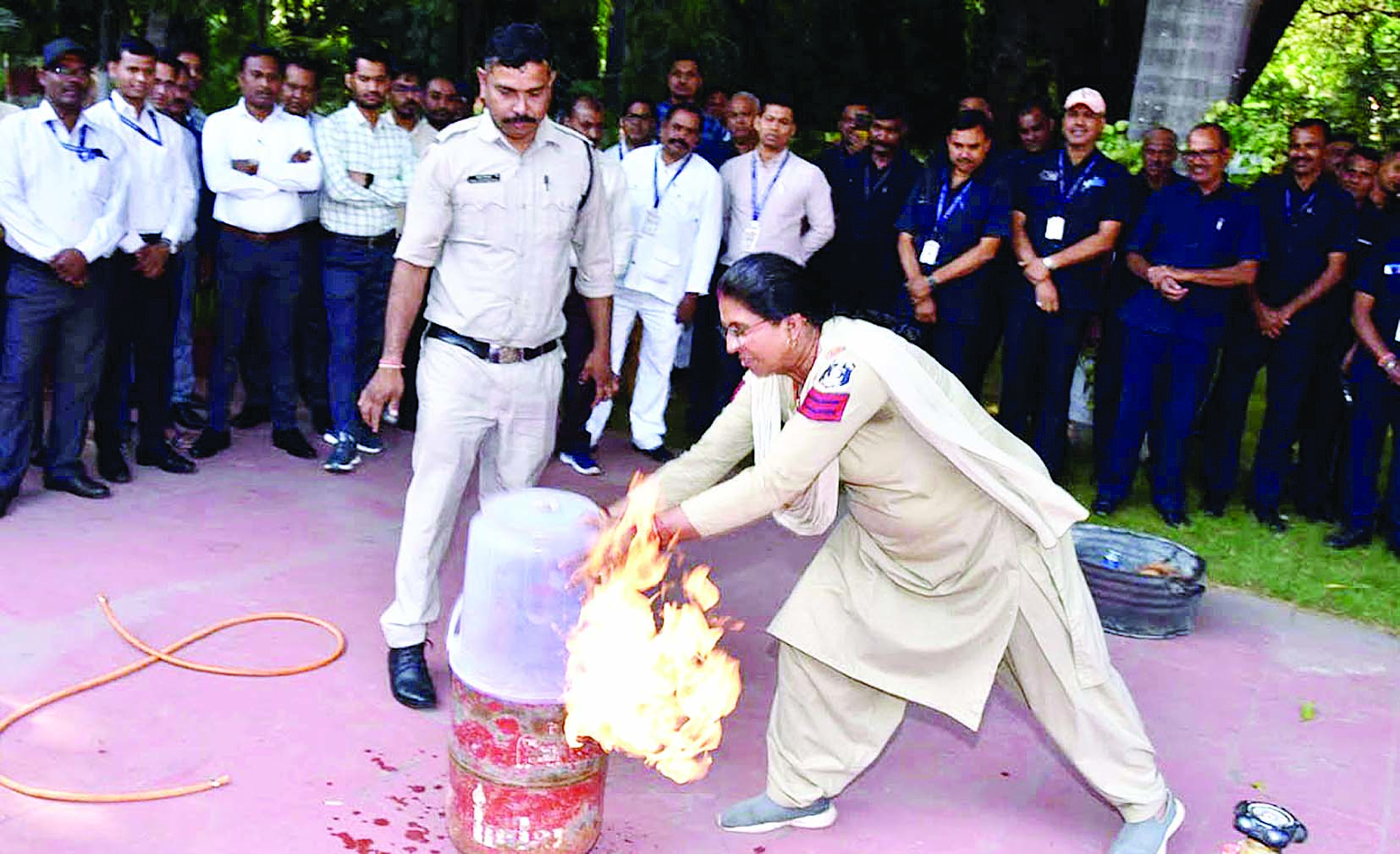 राजभवन के अधिकारियों और कर्मचारियों को दिया गया अग्नि दुर्घटना से बचाव का प्रशिक्षण