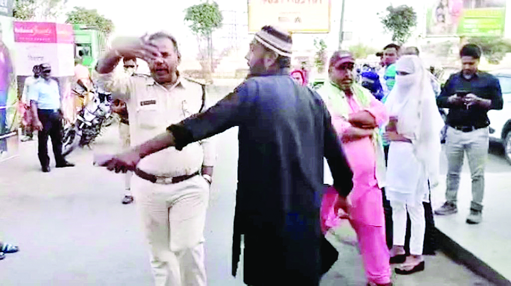 फिल्म देखने मॉल पहुंची थी युवती, वहां काम करने वाले युवकों ने किया अभद्र व्यवहार