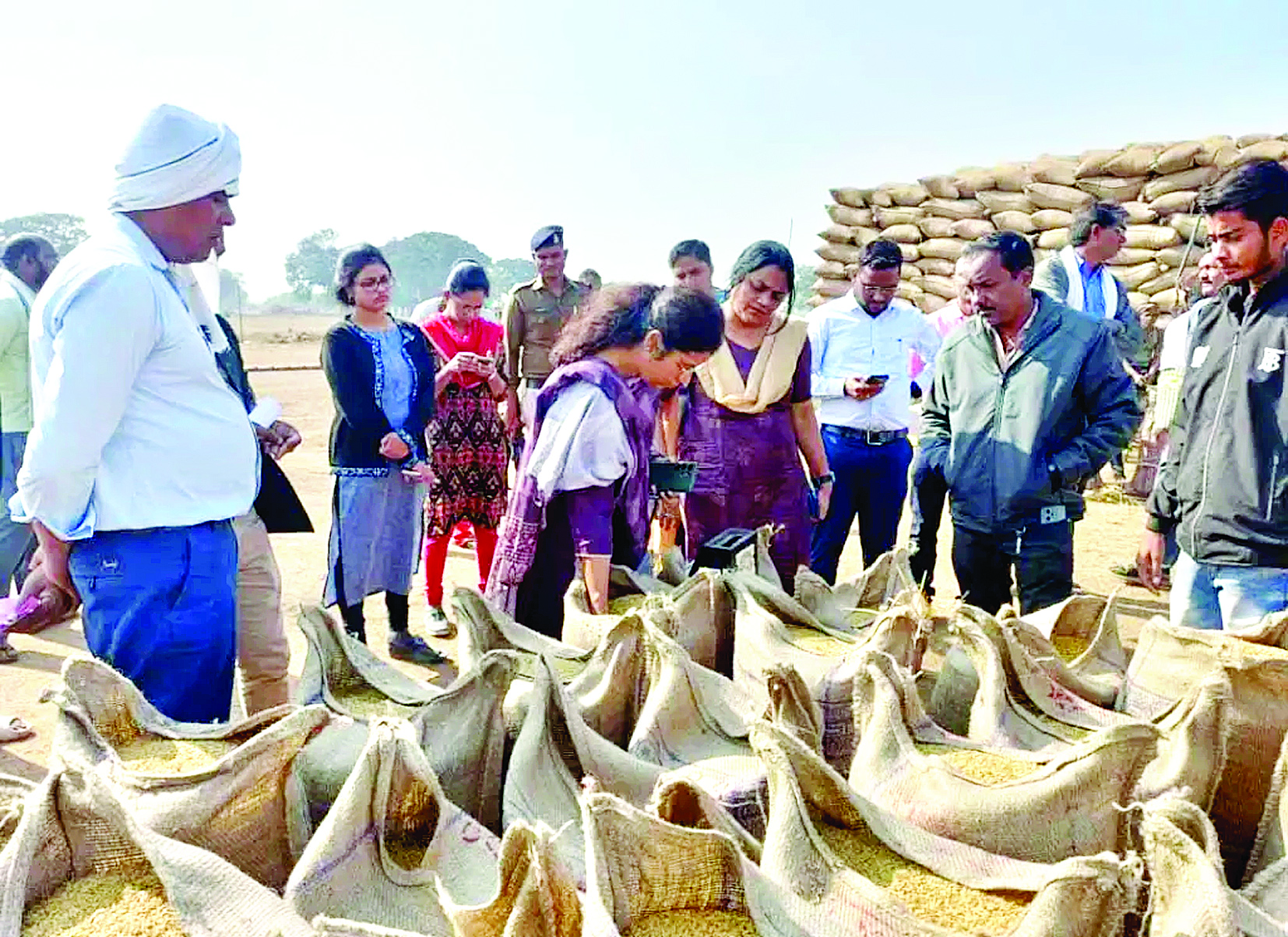 कलेक्टर ने की धानो का नमी जांच