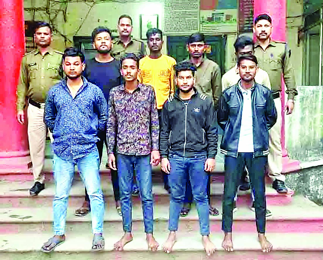 बीच सड़क में दो गुटों में मारपीट, पुलिस ने निकाला जुलुस