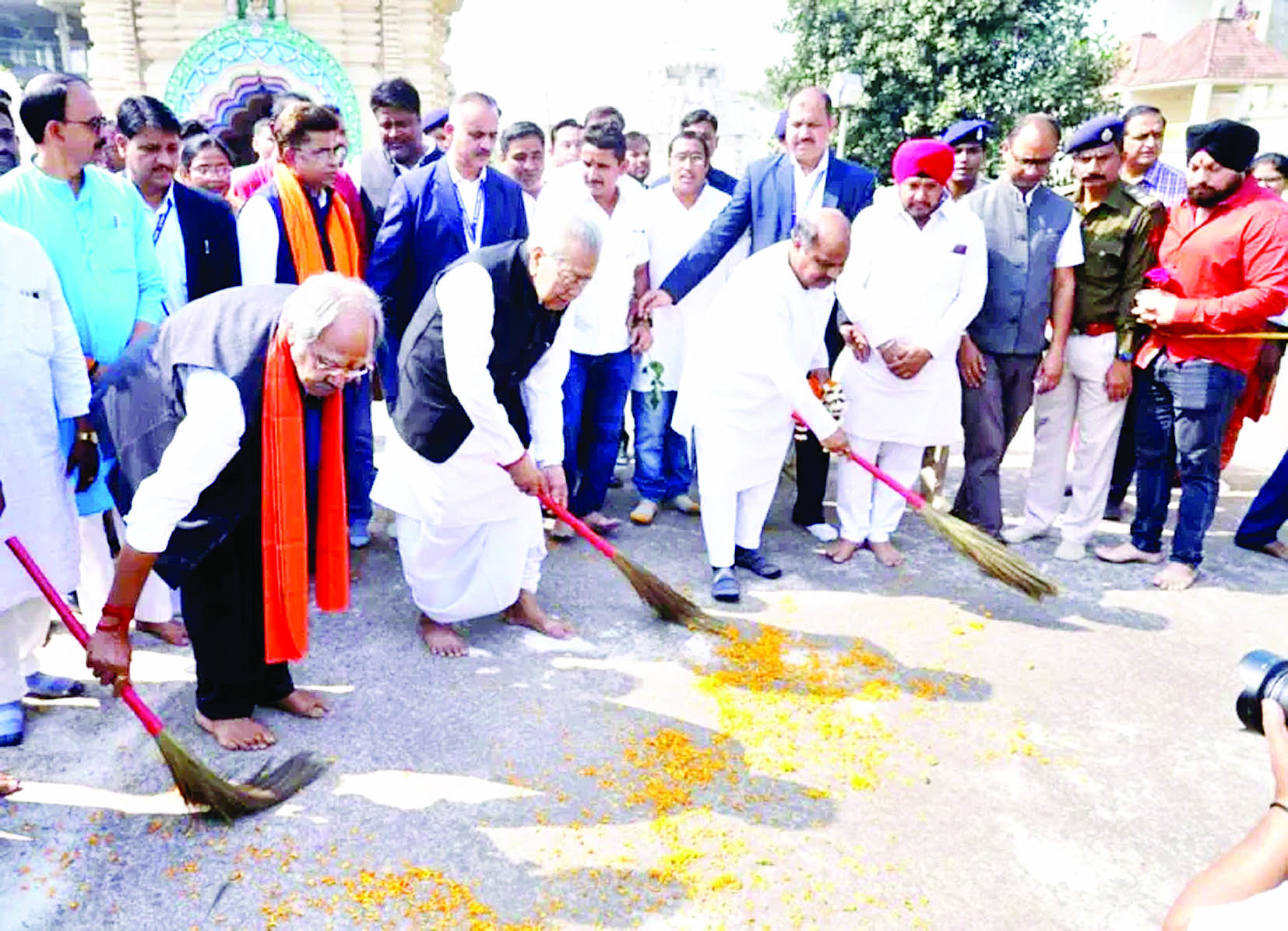 प्रधानमंत्री मोदी के आह्वान पर छत्तीसगढ़ के मंदिरों में चल रही साफ-सफाई