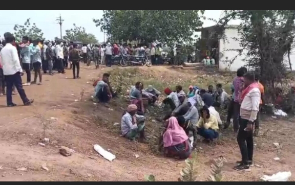 बारूद फैक्ट्री के बाहर धरने पर बैठे लापता मजदूरों के परिजन, रेस्क्यू ऑपरेशन जारी