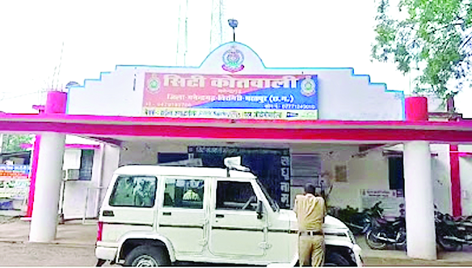 पारिवारिक विवाद सुलझाना पुलिसकर्मियों को पड़ा महंगा