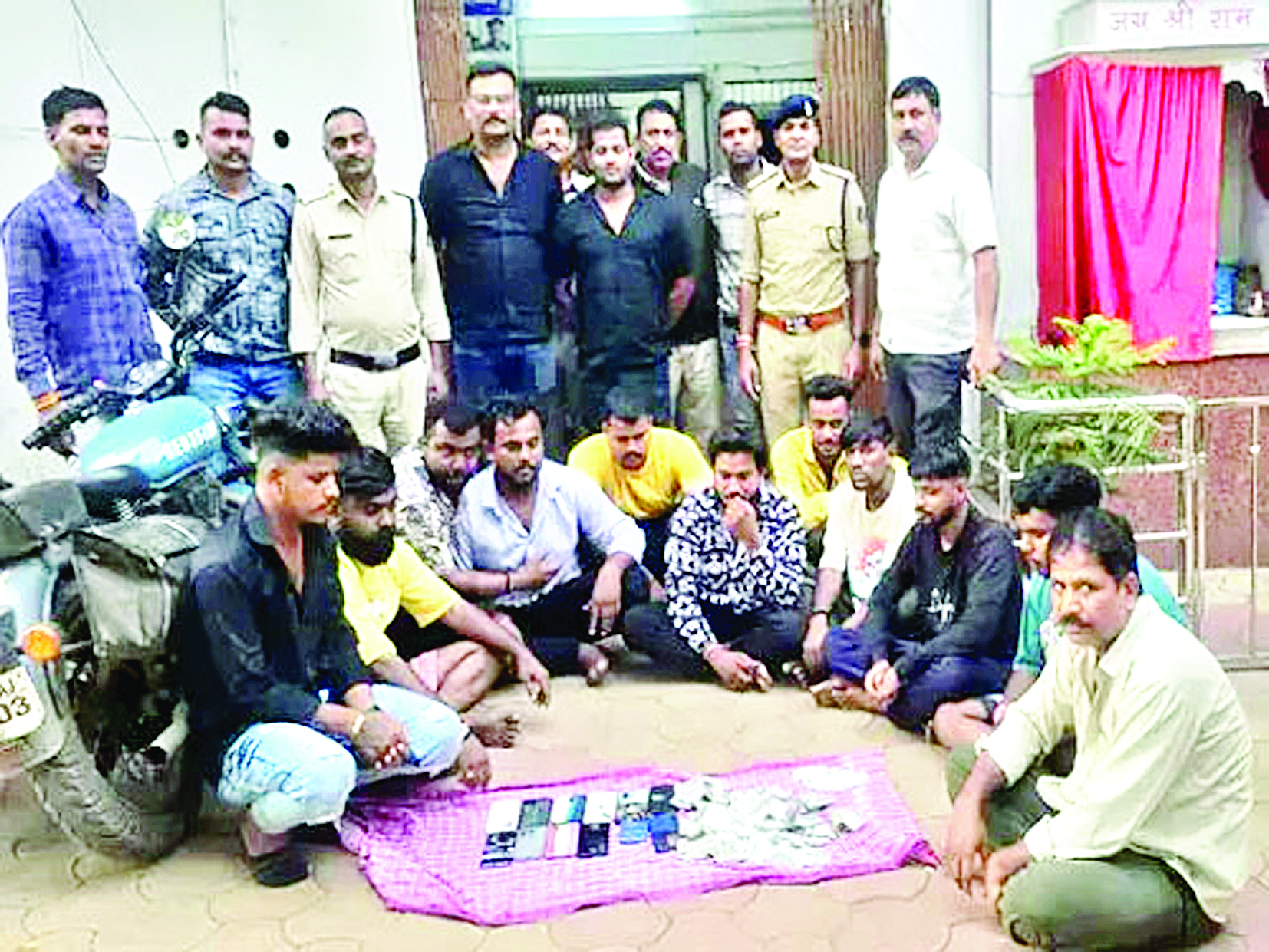 मेडिकल शॉप की छत में पुलिस ने मारी रेड, 10 जुआरी गिरफ्तार…