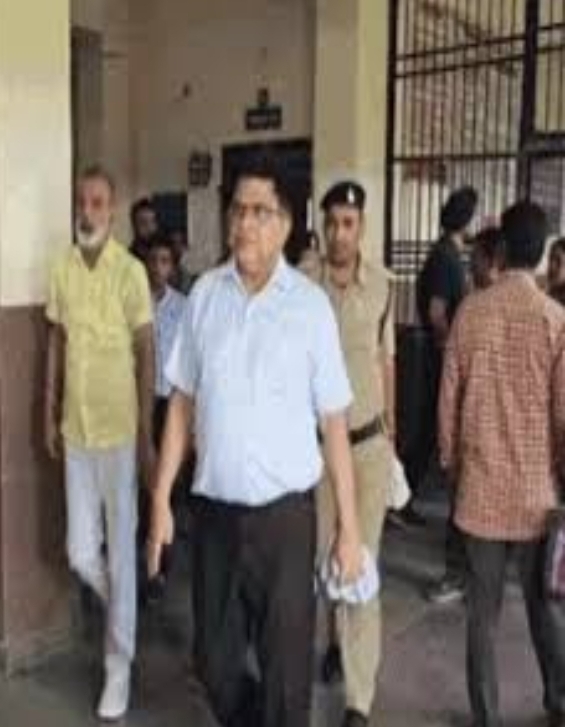 आरोपी पूर्व आईएएस अनिल टुटेजा को यूपी पुलिस ने मेरठ कोर्ट में किया पेश