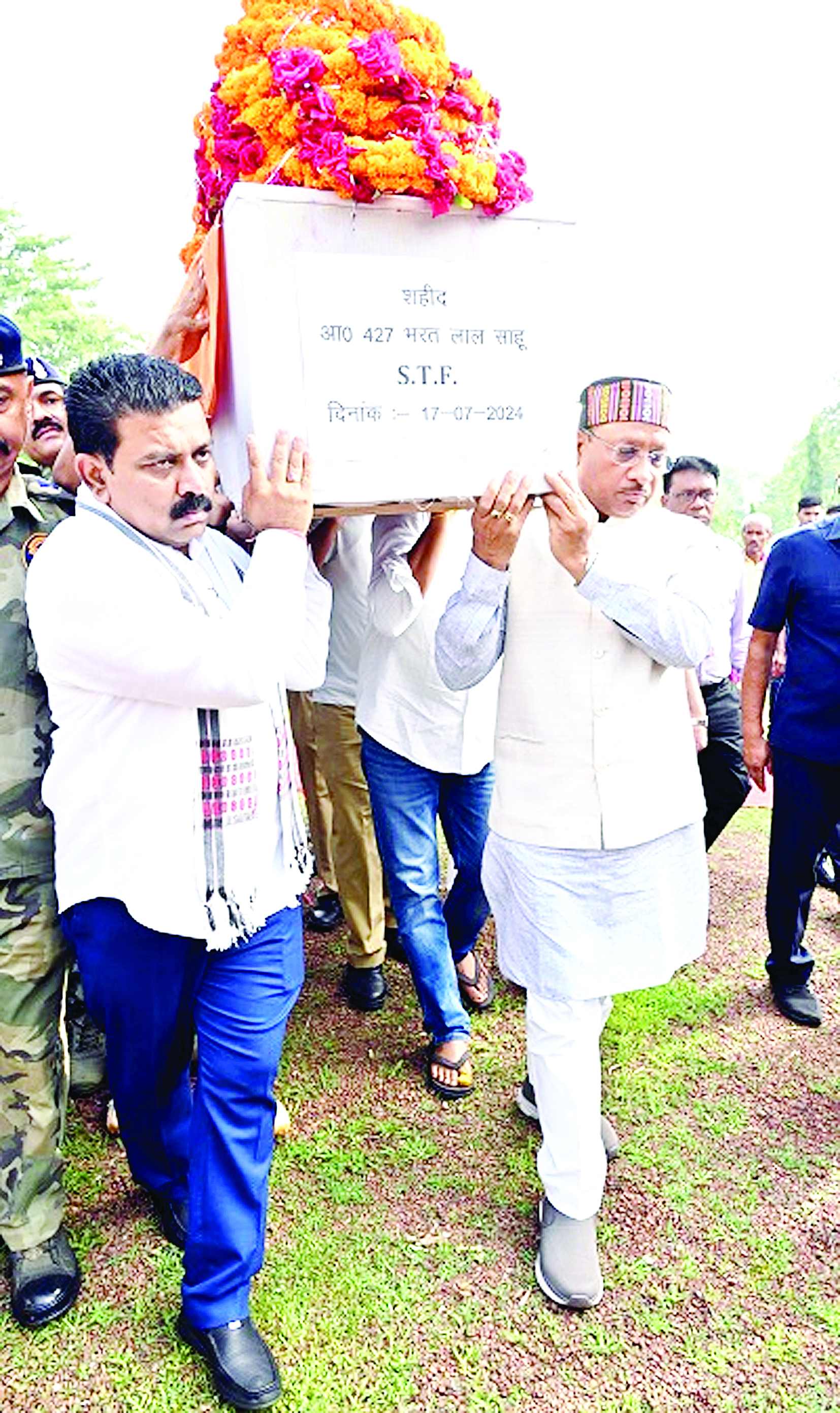 मुख्यमंत्री साय और उप मुख्यमंत्री शर्मा ने शहीद जवान के पार्थिव शरीर को कांधा देकर शहीद के निवास के लिए किया रवाना