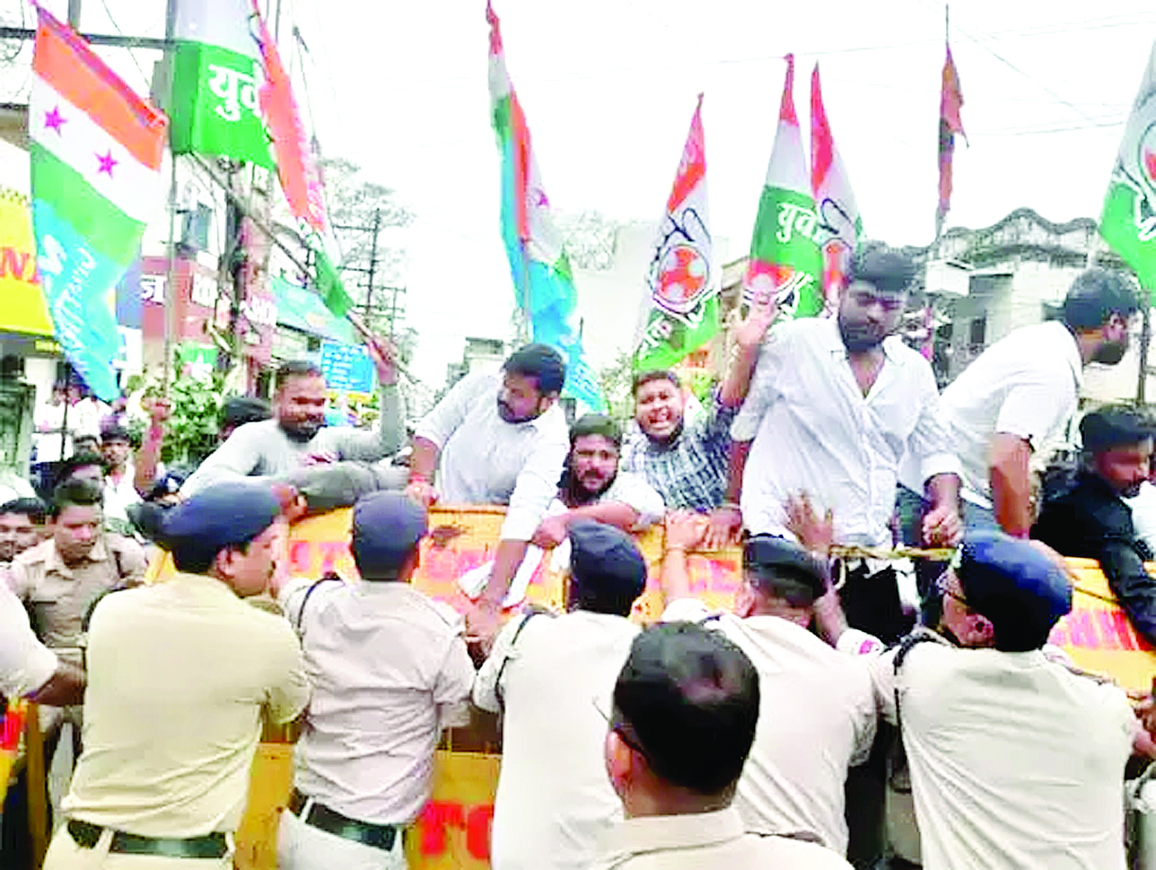 कांग्रेसियों के जेल भरो आंदोलन के दौरान हुआ हंगामा 