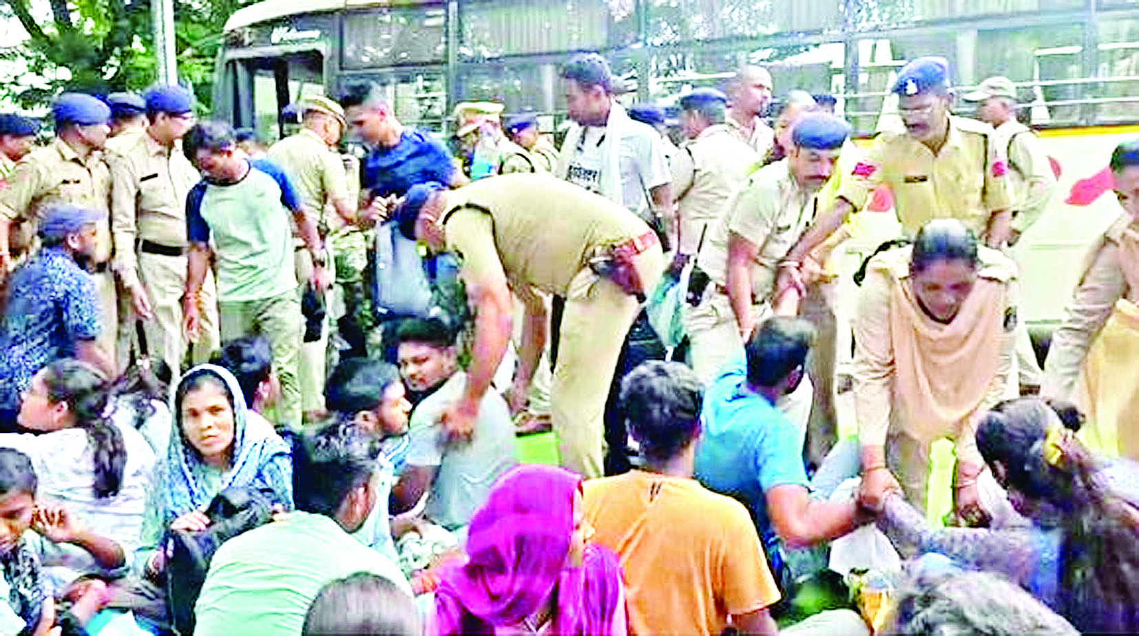 गृहमंत्री के बंगले पर धरना दे रहे SI भर्ती परीक्षा के अभ्यर्थी, पुलिस ने हटाया