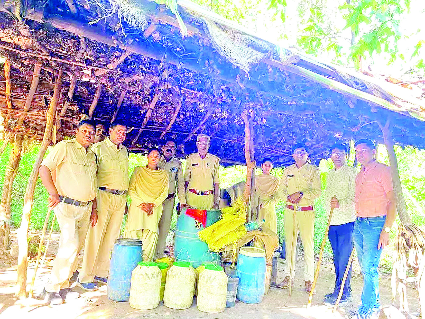 धमतरी: भारी मात्रा में शराब और महुआ लाहन बरामद 