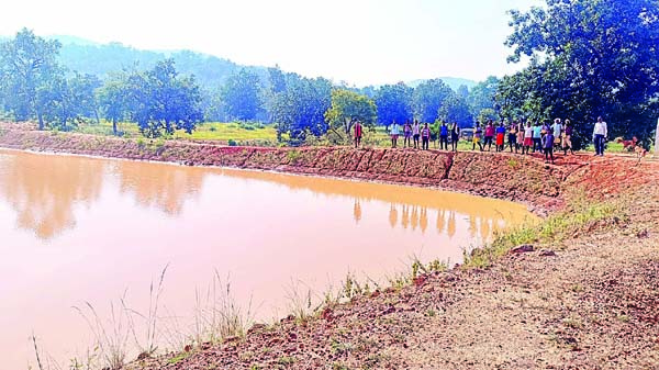 वनांचल में कई परिवारों की खुशियां का केन्द्र बन रहा है ग्राम अमृतपुर का अमृत सरोवर