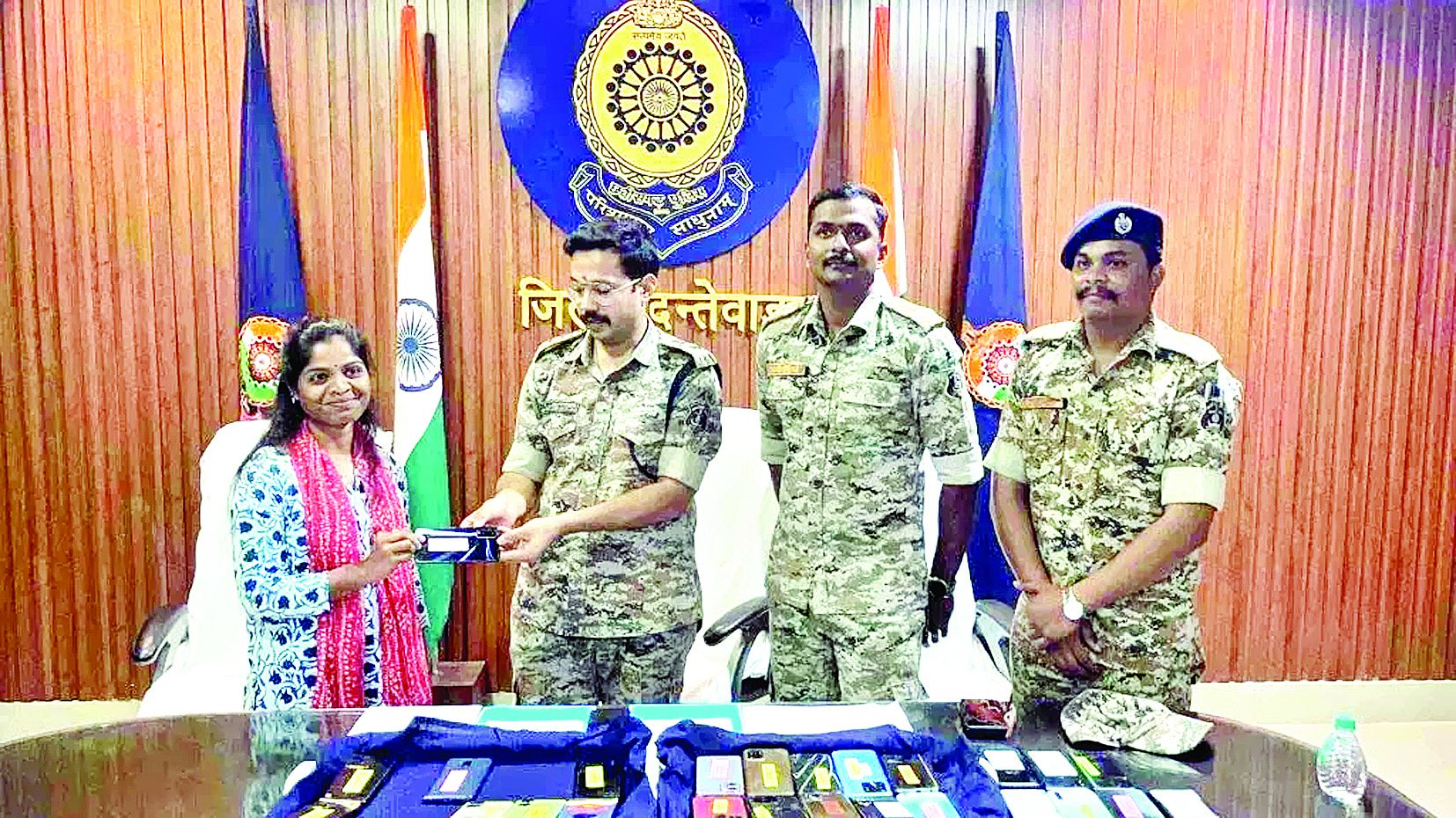 SP ने गुम हुए मोबाइलों को उनके मालिकों को वापस लौटाया 