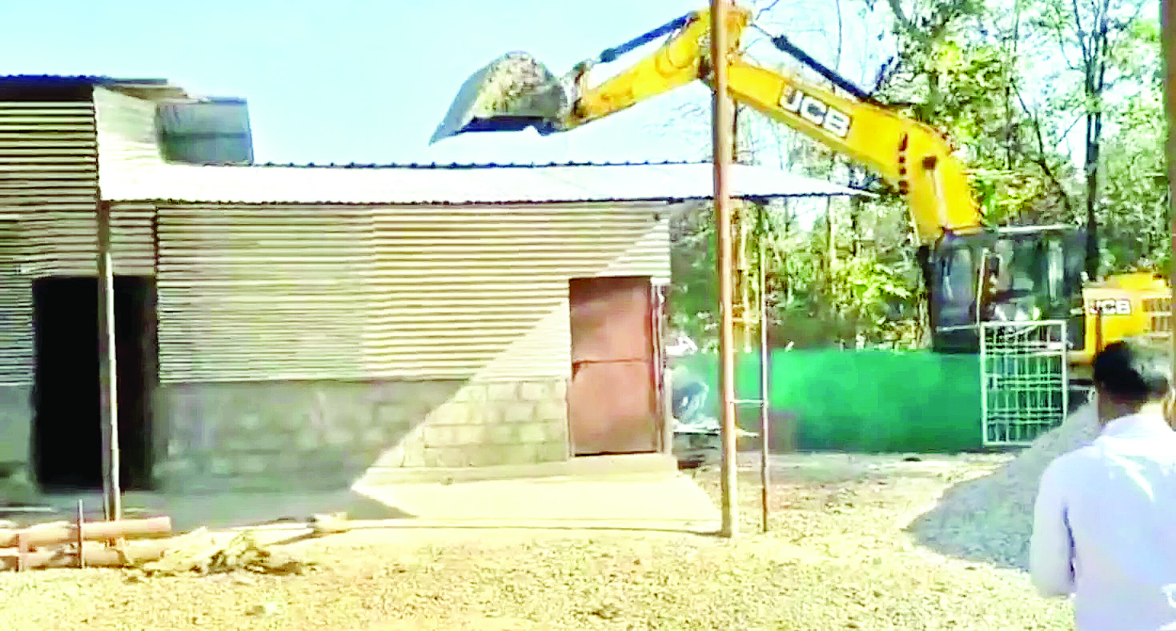 पत्रकार मुकेश चंद्राकर की हत्या के आरोपी ठेकेदार की अवैध संपत्ति पर गरजा बुलडोजर, देखें वीडियो. 