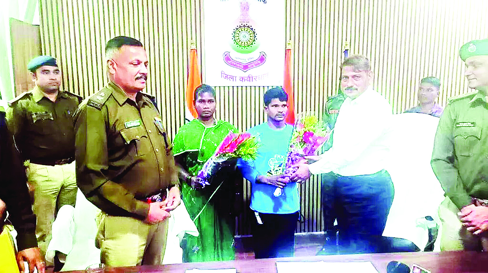 हिड़मा को नक्सल दंपति ने दिया झटका, एसपी के सामने सरेंडर 