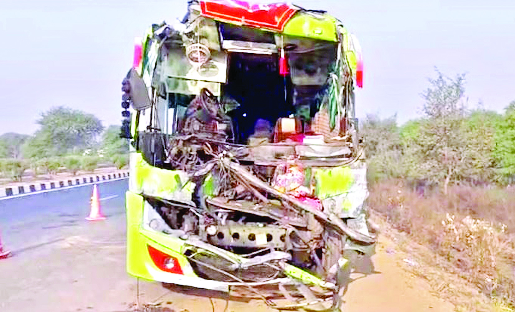 नेशनल हाइवे पर बस हादसा, एक बच्ची की मौत, 43 यात्री घायल