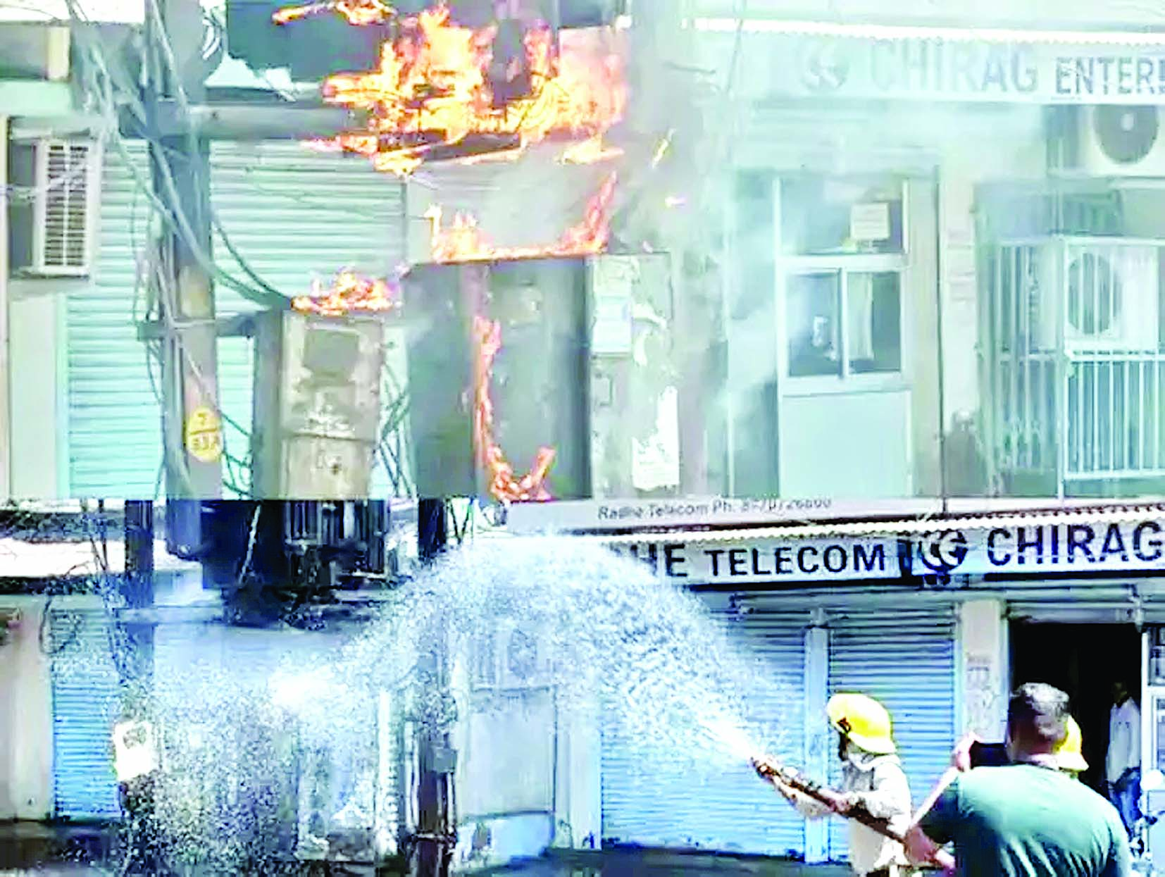 ट्रांसफॉर्मर में लगी भीषण आग, फैली सनसनी 
