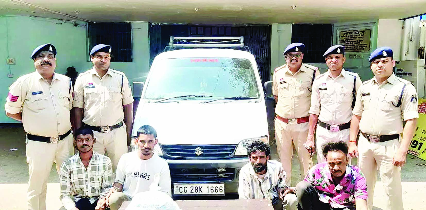 खेल मैदान में खड़ी कार से नशीली दवाई जब्त, चार सप्लायर गिरफ्तार