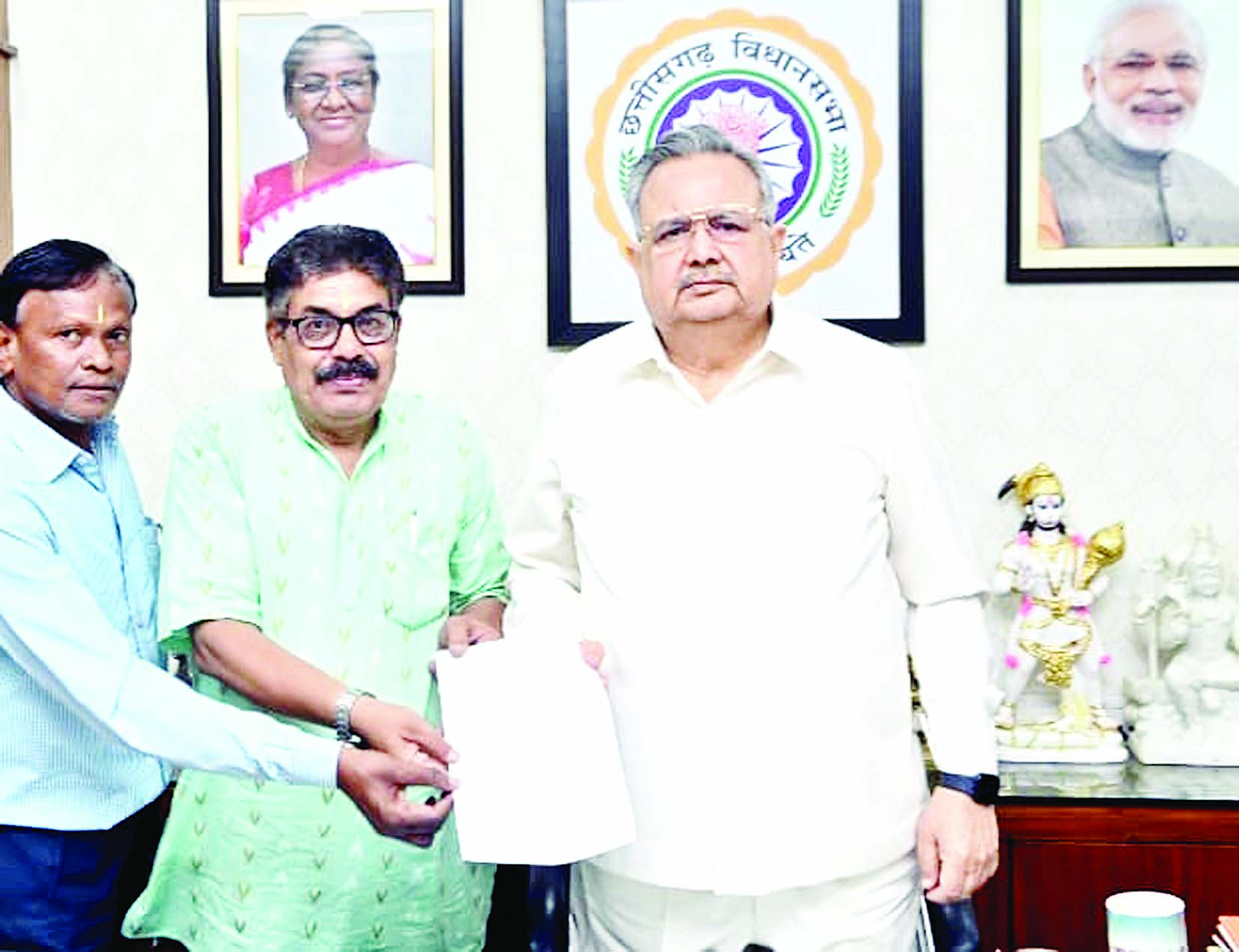 सातवें वेतन मान के आधार पर पेंशन लेने हेतु पूर्व मुख्य मंत्री और विधान सभा अध्यक्ष डा रमन सिंह जी से लगाई गुहार - प्रदीप मिश्र