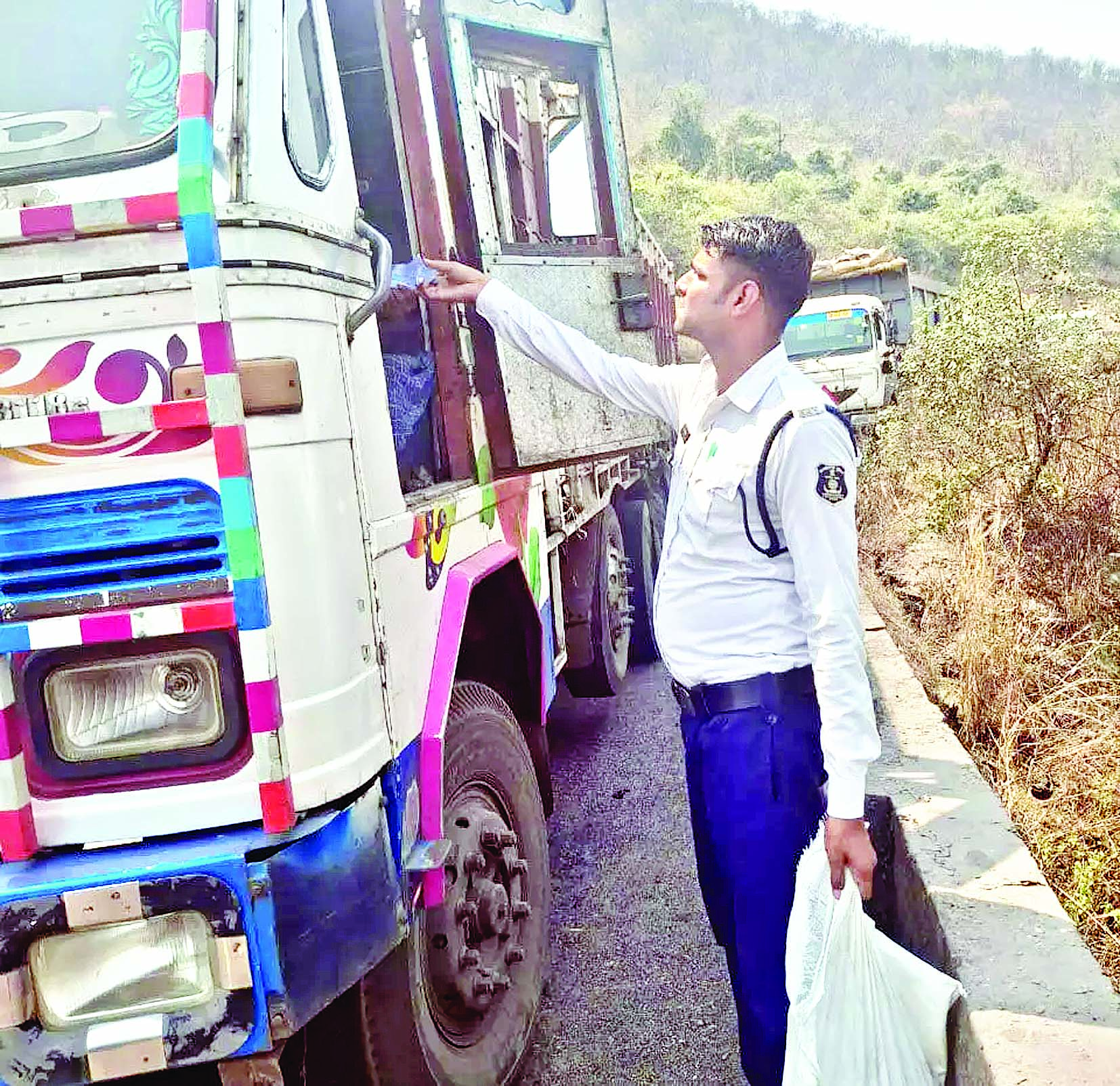 ट्रैफिक जवानों ने दिखाई मानवता, भीषण गर्मी में वाहन चालकों को बांटा पानी 
