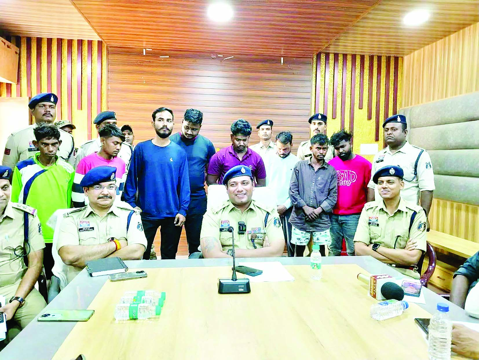 फार्महाउस में रेड, अवैध शराब तस्करी के बड़े रैकेट का हुआ पर्दाफाश 