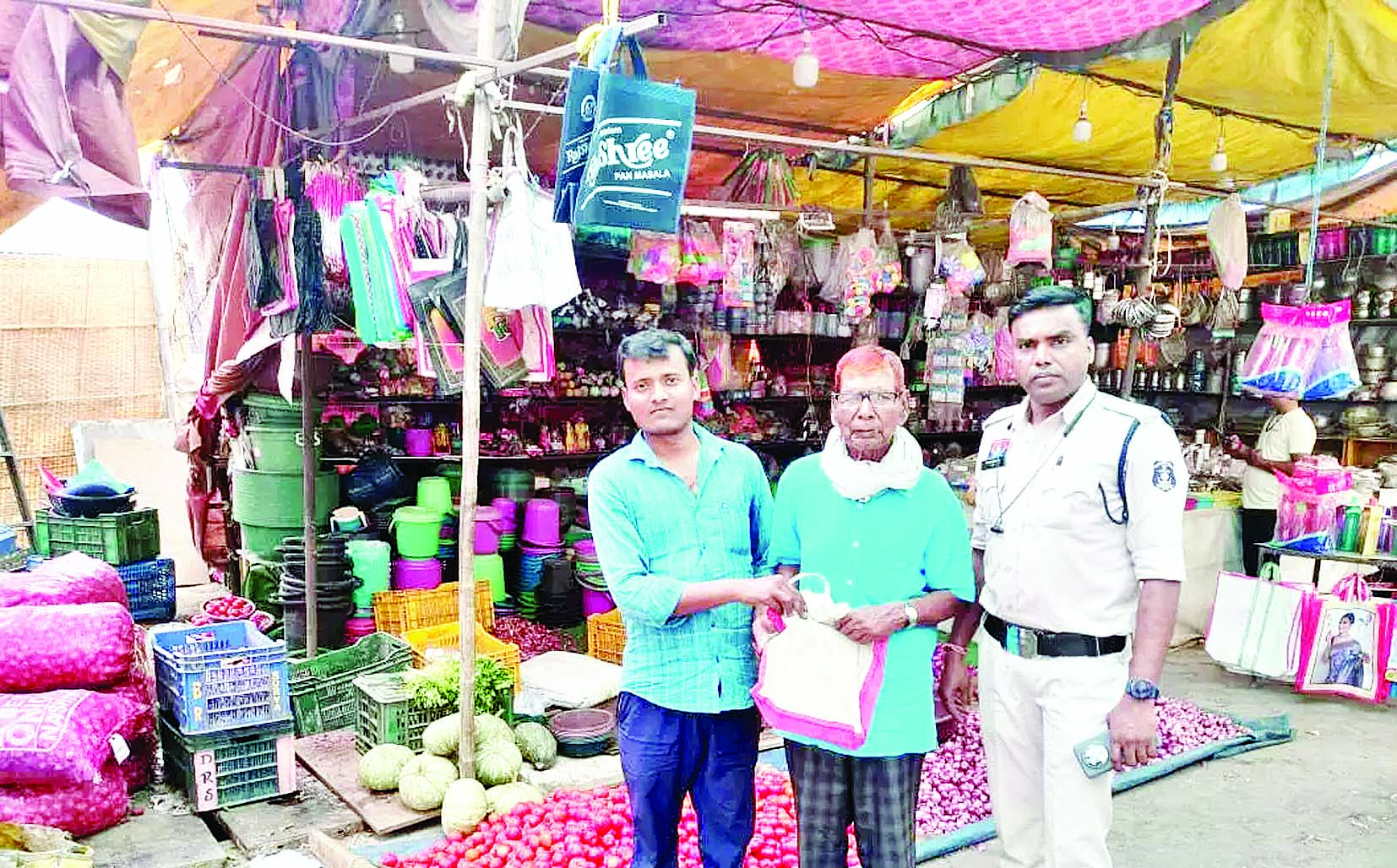 सब्जी विक्रेता की ईमानदारी, रिटायर्ड रेलवेकर्मी को वापस मिले 50 हजार 