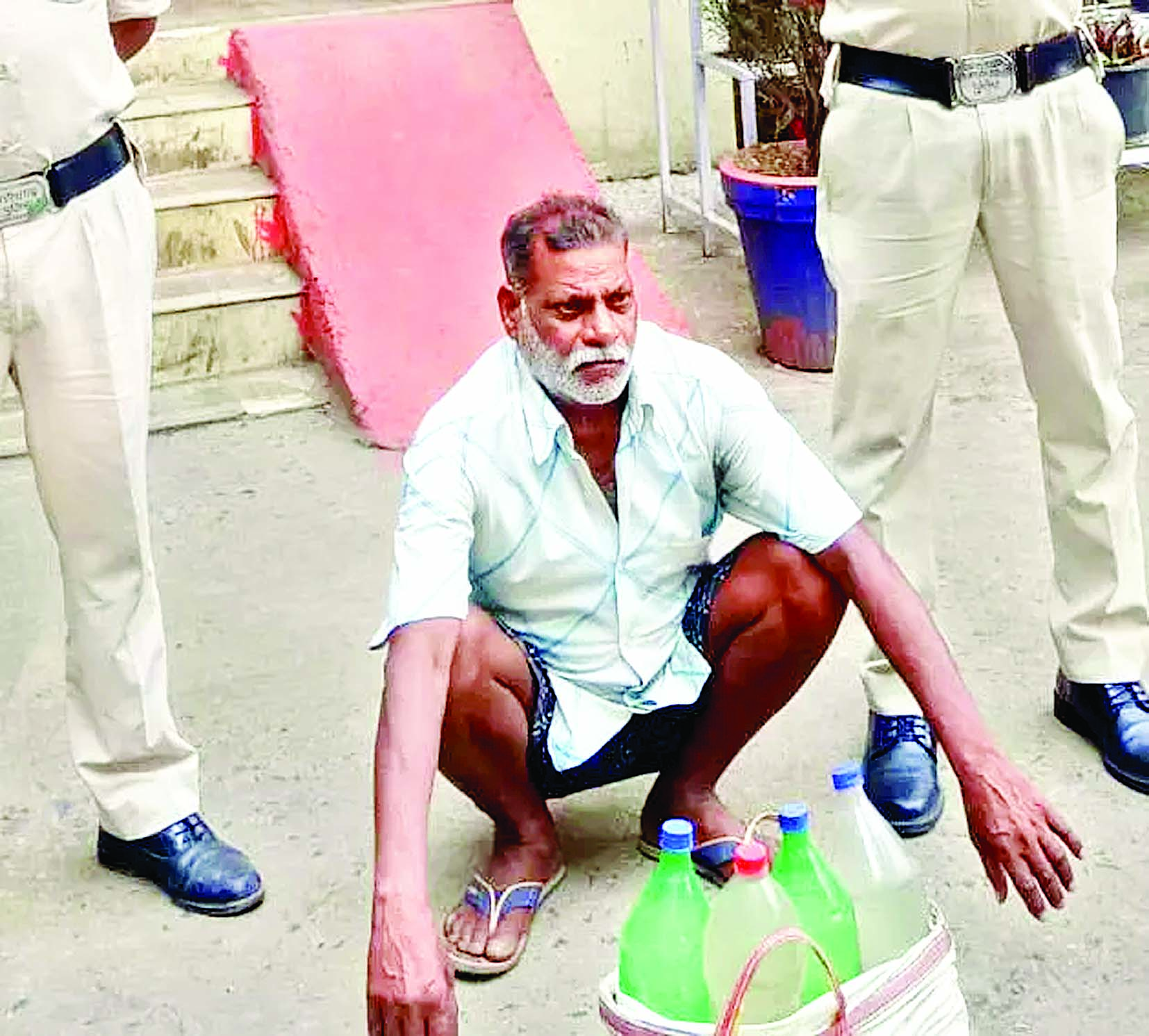 घर के पीछे बाड़ी में छुपाया था महुआ शराब, ग्रामीण गिरफ्तार 