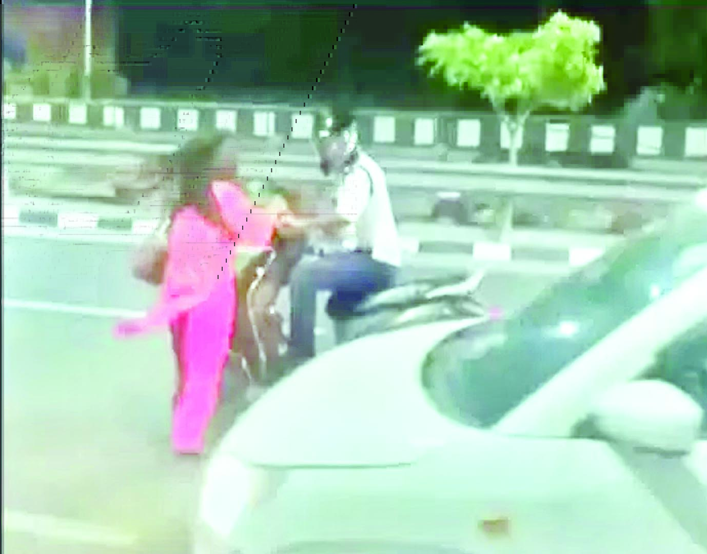 सड़क पर महिला का हाई वोल्टेज ड्रामा देखिए, हद तो तब हुई, जब... 