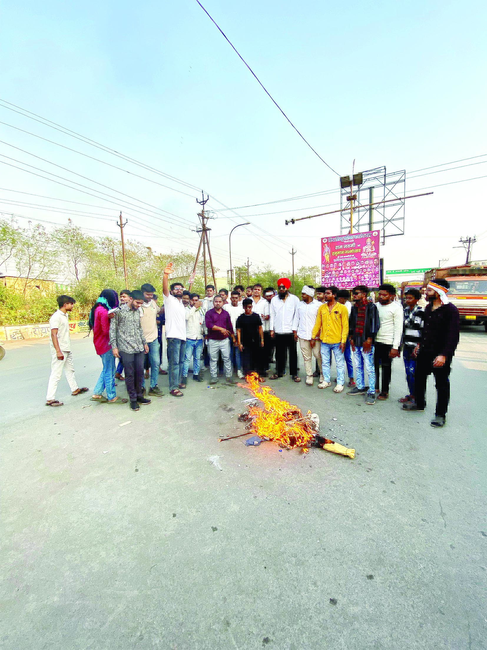 कश्मीर के पहलगाम में हुए आतंकी हमले के खिलाफ NSUI का प्रदर्शन – आतंकवाद का पुतला दहन कर पाकिस्तान का झंडा जलाया गया