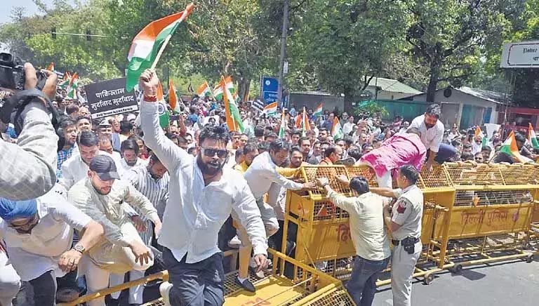 पहलगाम हमले के खिलाफ पाकिस्तान उच्चायोग के बाहर प्रदर्शन, BJP कार्यकर्ता हिरासत में 