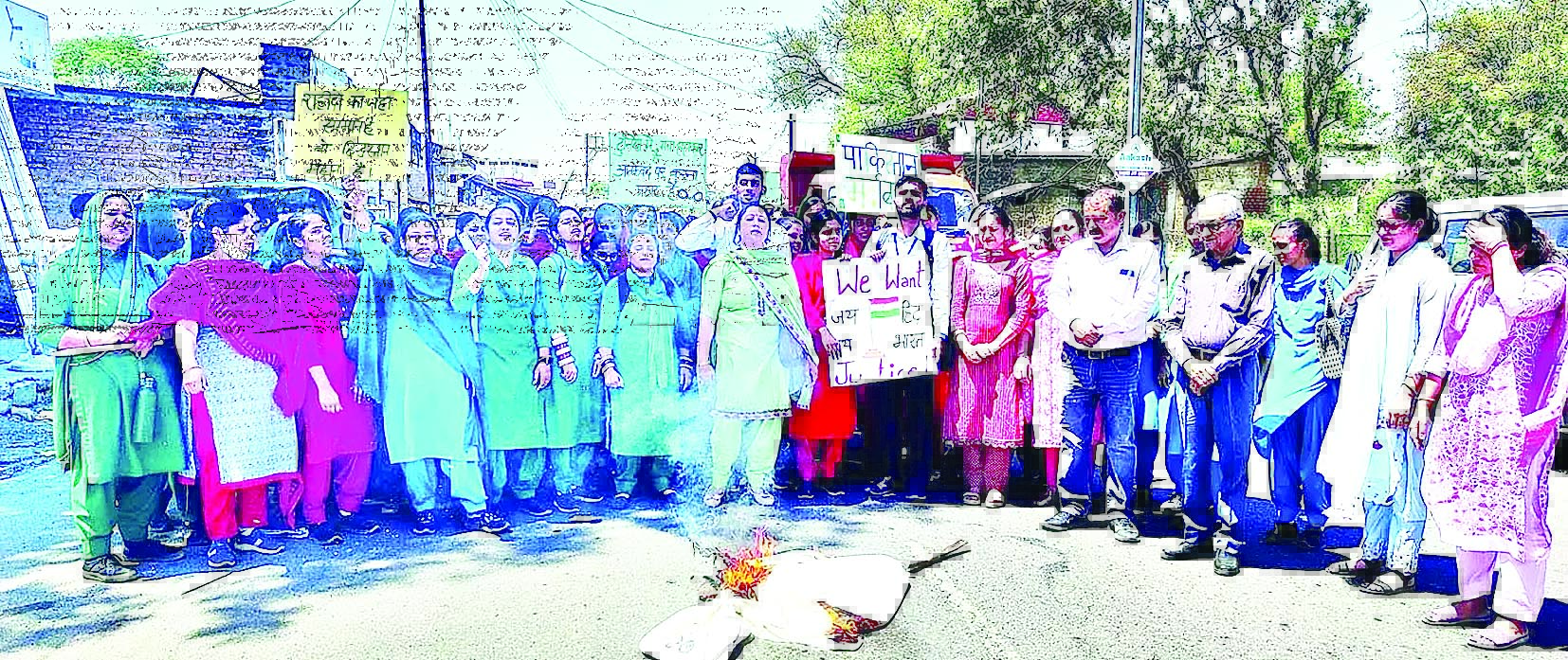 छात्रों ने आतंकी हमले के विरोध में निकाली रोष रैली 