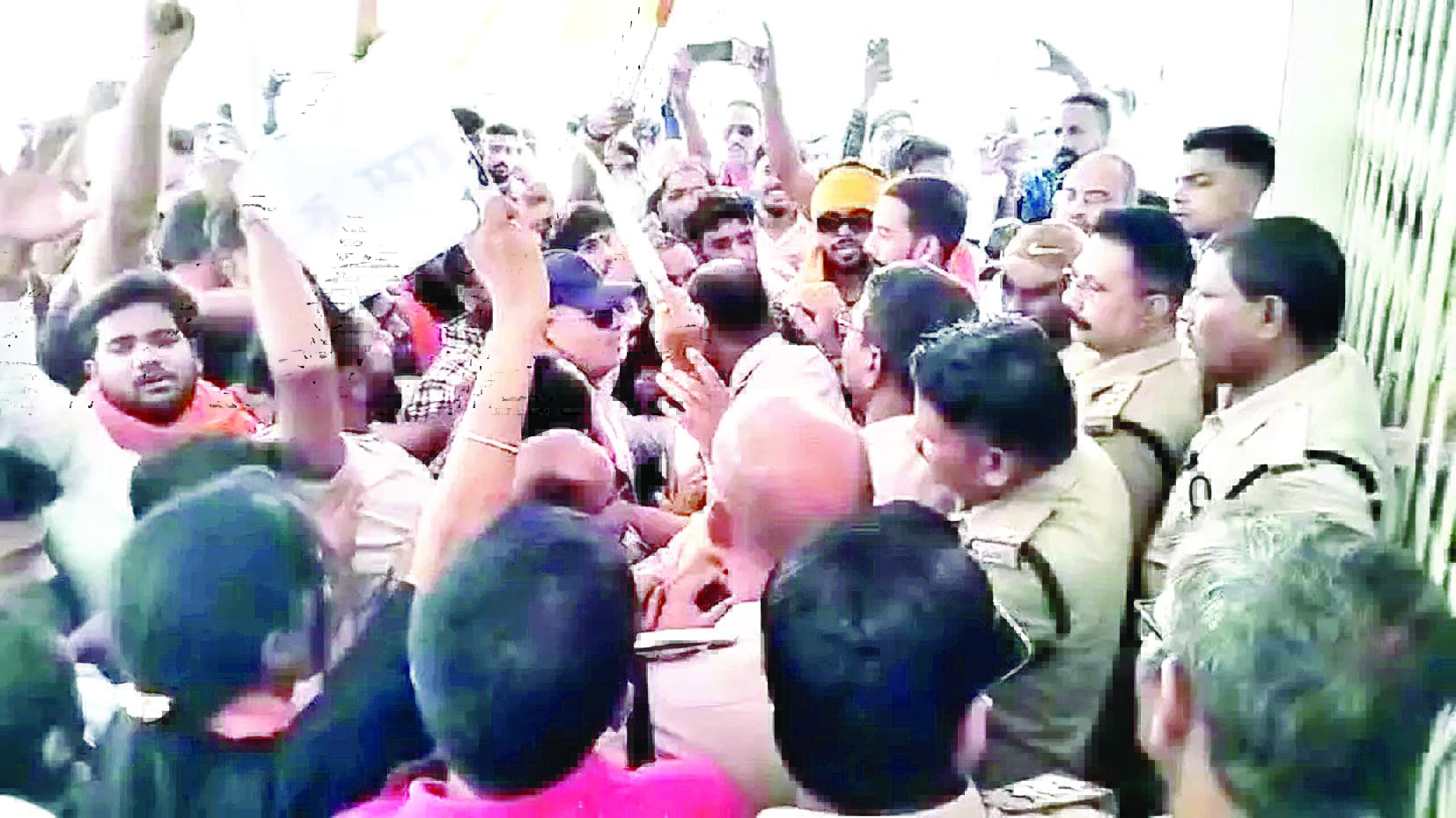 सिविल लाइन थाने में हंगामा, हिंदूवादी नेता के खिलाफ हुई कार्रवाई का विरोध 