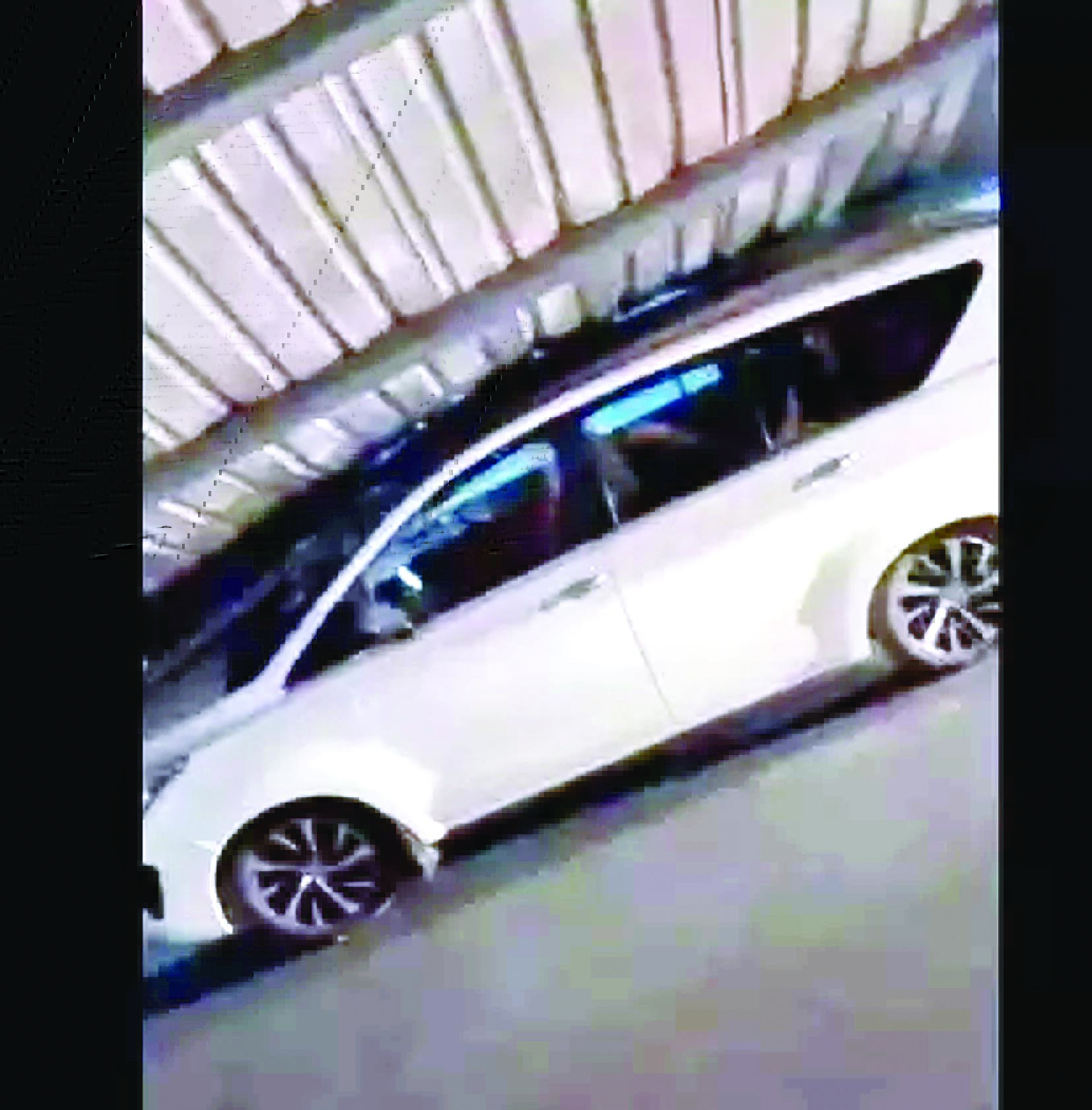 दो कारों पर गिरा शेड, आंधी-तूफान से रायपुर शहर के बीचों बीच हुआ बड़ा हादसा