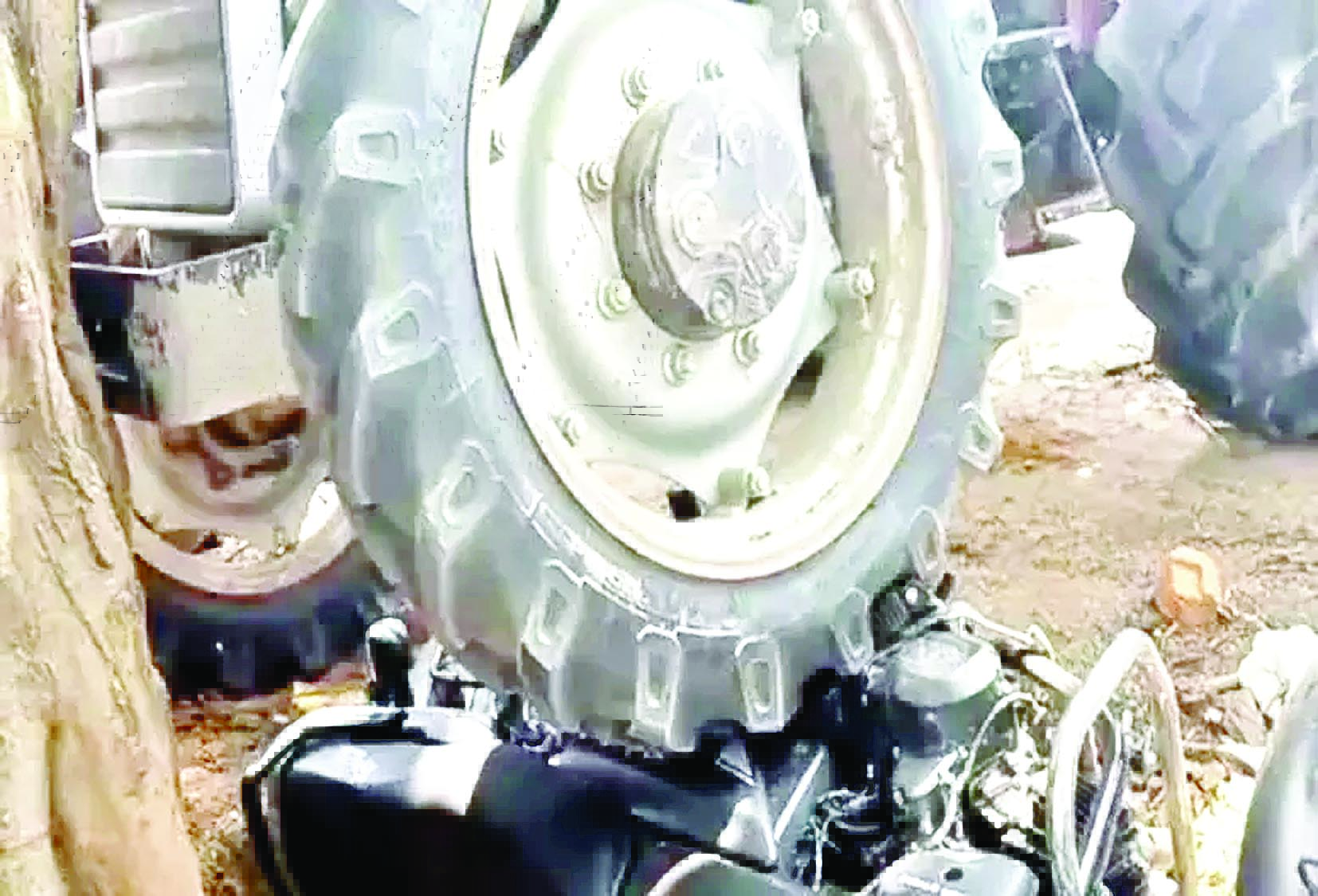 रेत माफियाओं ने पंच पर ट्रैक्टर चढ़ाया, ऐसे बची जान