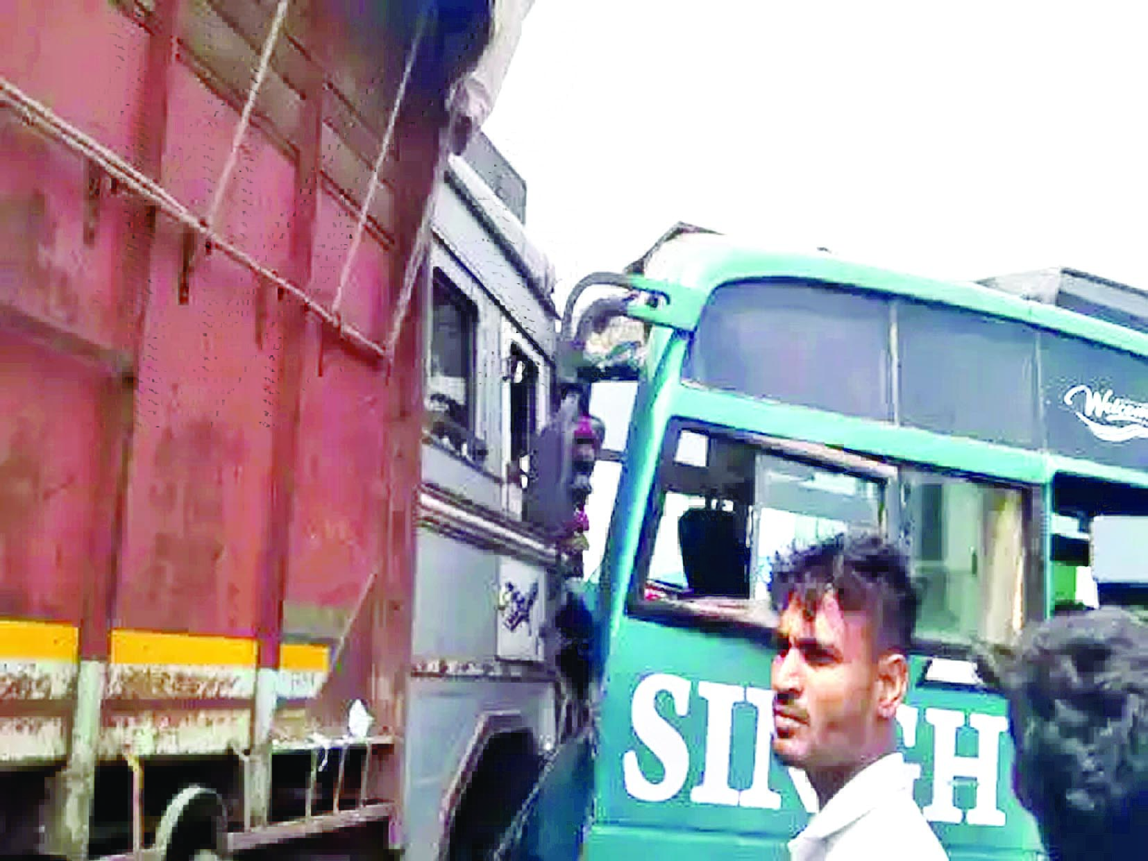बस और ट्रक की आमने-सामने टक्कर, 20 यात्री घायल
