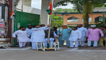 स्वतंत्रता दिवस पर मस्जिदों में भी लहराया तिरंगा: रायपुर की फतेह शाह मस्जिद में वक्फ बोर्ड अध्यक्ष डॉ. सलीम राज ने किया ध्वजारोहण