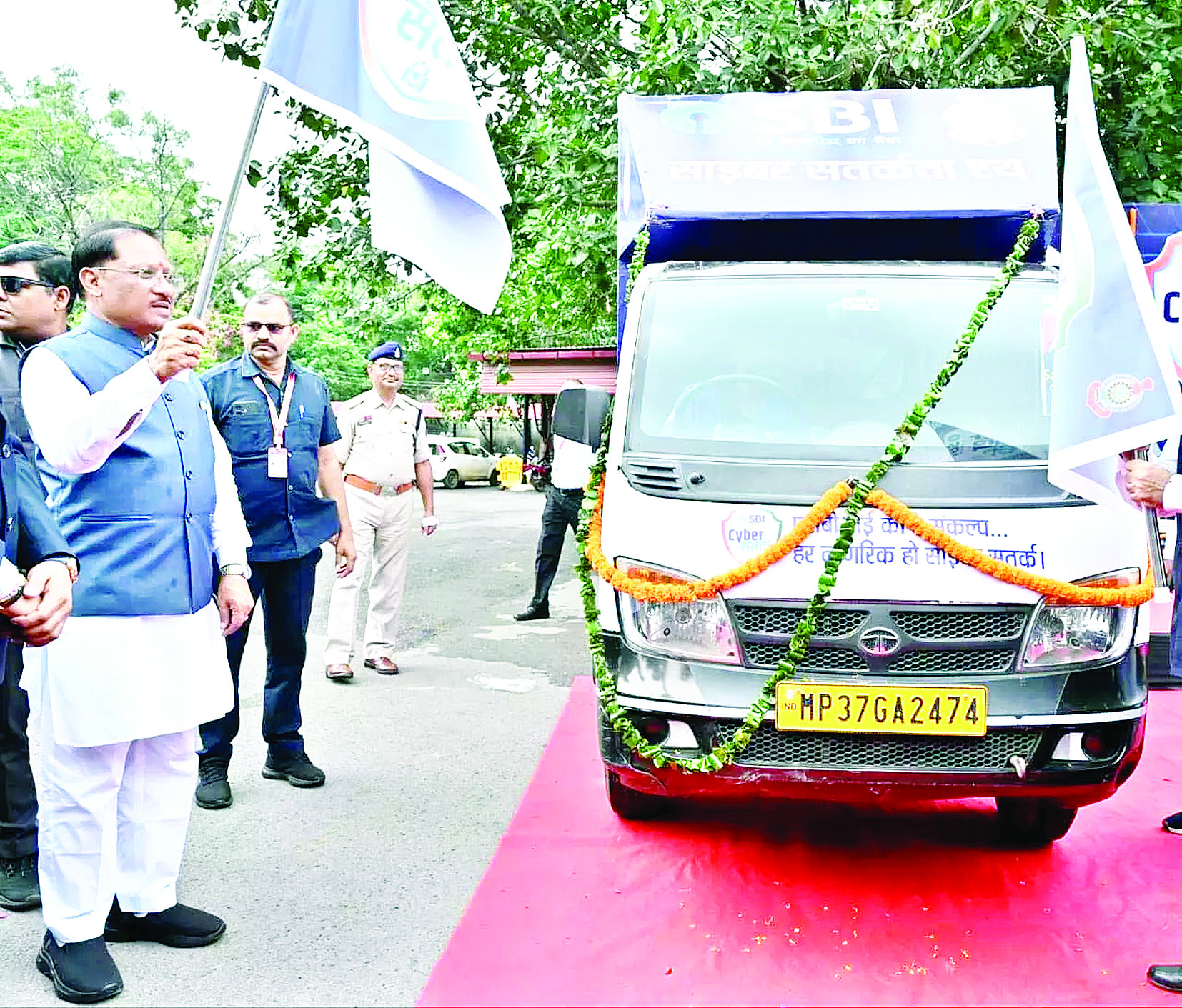 CM साय ने एसबीआई साइबर सुरक्षा रथ को झंडी दिखाकर किया रवाना 