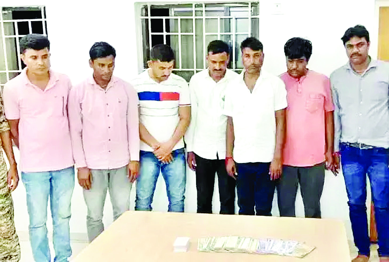 8 जुआरी जंगल से गिरफ्तार, 1 लाख नकदी जब्त