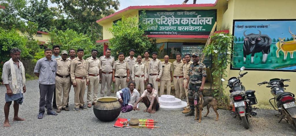 भालू का शिकार कर मांस खाने वाले दो गिरफ्तार, तालाब में मिला सिर और खाल