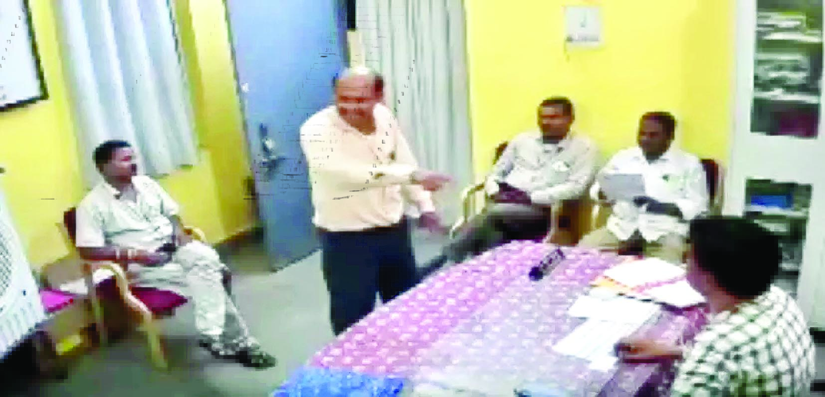 टीचर ने पत्नी के ट्रांसफर का किया विरोध, अपने बड़े अधिकारी को हड़काया