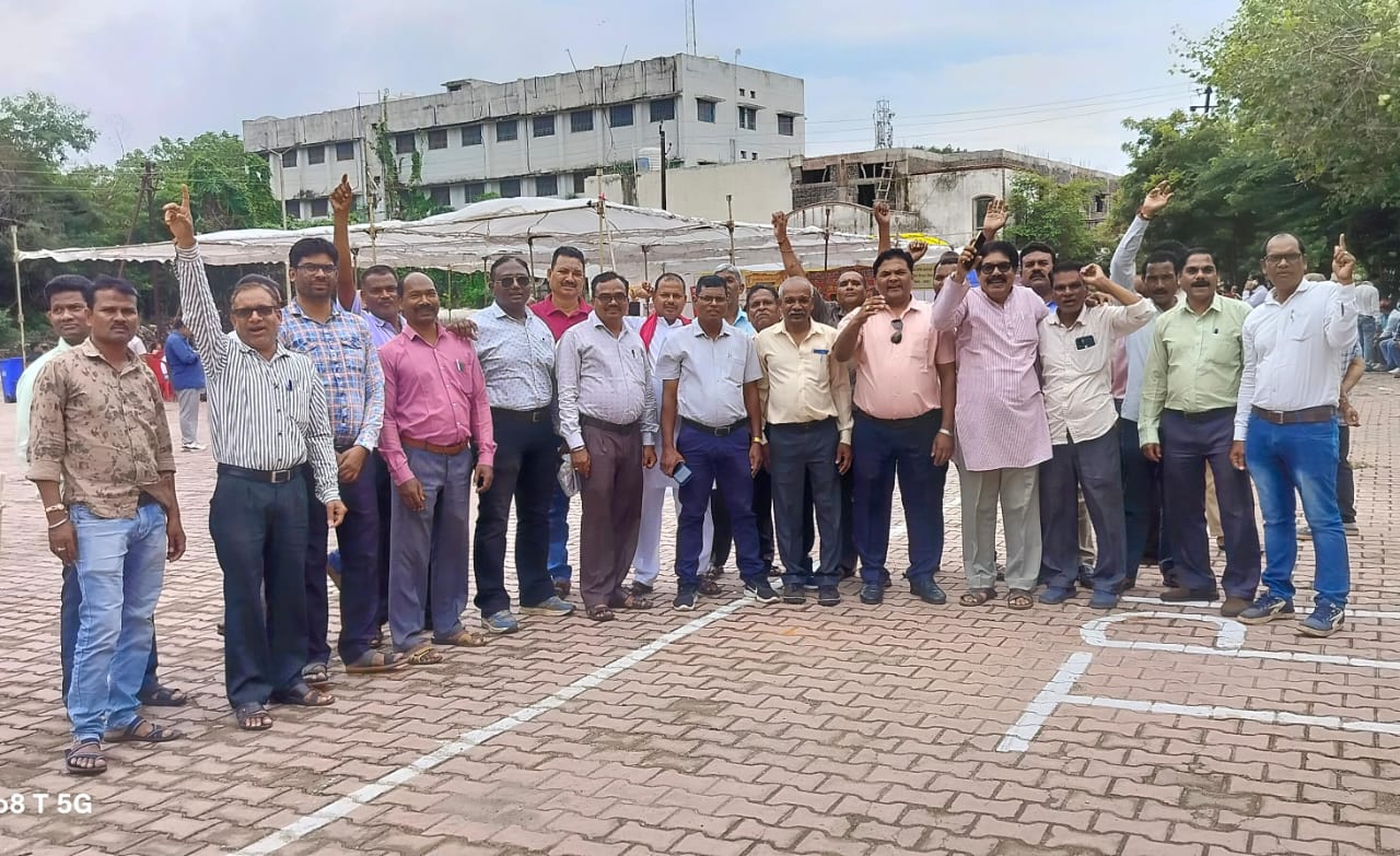 रविशंकर शुक्ल वि वि के पेंशनरों ने भी फेडरेशन के  आंदोलन में बढ़-चढ़कर हिस्सा लिया- प्रदीप  मिश्रा 