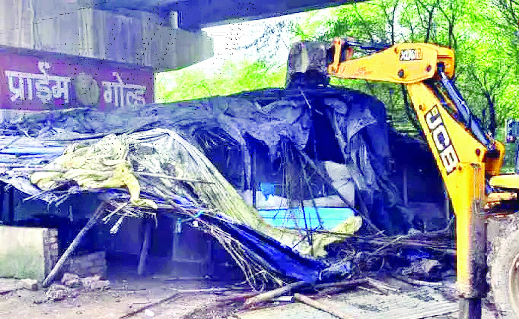 गांजा-शराब बिकने वाले अड्डे पर चला बुलडोजर 