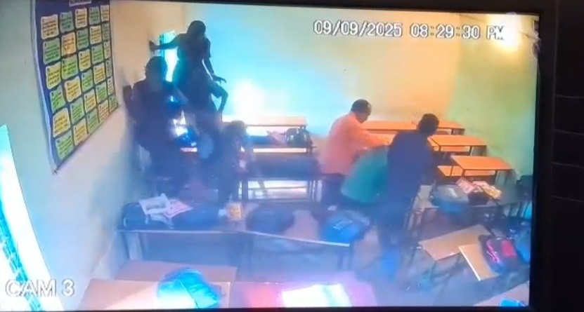 छात्रों के सामने भिड़े दो शिक्षक, CCTV फुटेज आया सामने...