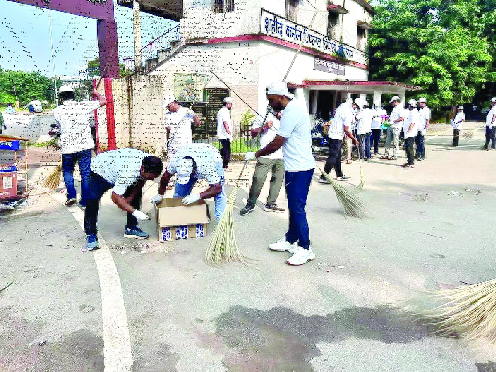 अधिकारियों ने शहीद कर्नल विप्लव त्रिपाठी स्टेडियम की सड़कों पर चलाया सफाई अभियान