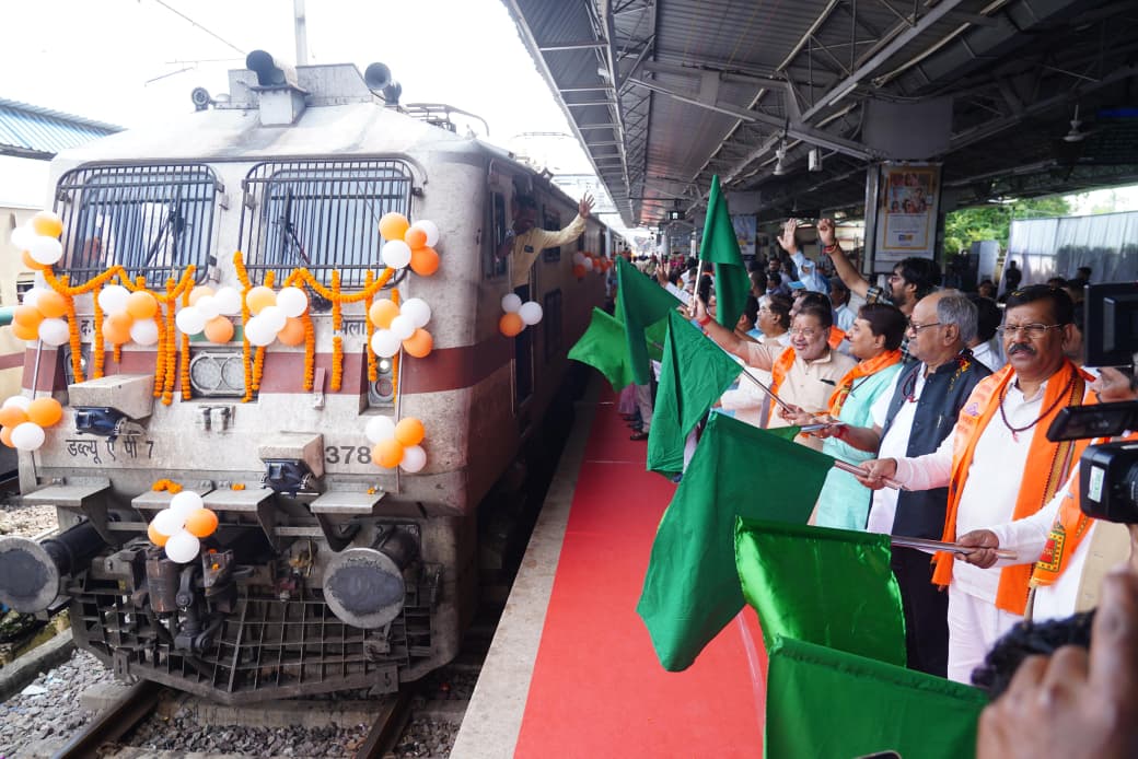 रामलला दर्शन के लिए रवाना हुए श्रद्धालु, सांसद बृजमोहन ने दिखाई झंडी