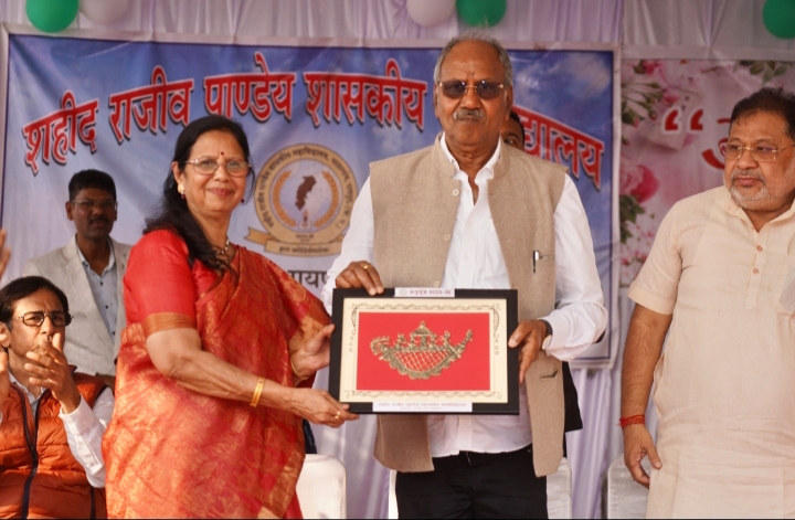 शहीद राजीव पाण्डेय शासकीय महाविद्यालय के वार्षिक स्नेह सम्मेलन &ldquo;अनुगूंज&rdquo; में शामिल हुए सांसद बृजमोहन अग्रवाल...